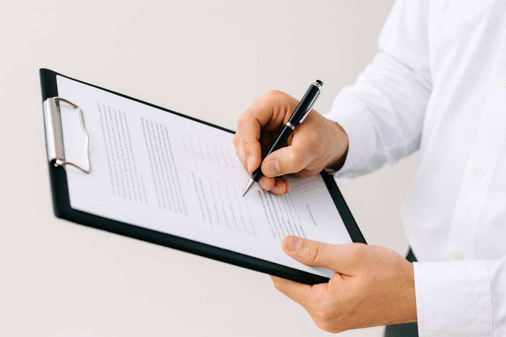 Tecnico compila modulo su clipboard: HiLINE HD software gestionale per installatori elettrici e idraulici